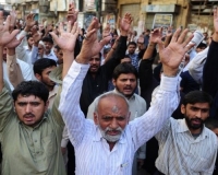 Pakistán seguía este viernes conmocionado tras haber vivido la víspera una de las jornadas más sangrientas de su convulsa historia reciente, a pocos meses de unas elecciones generales en ese inestable país dotado de armas nucleares.